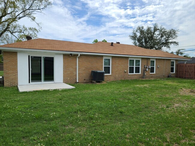Building Photo - Adorable Cottage Rental