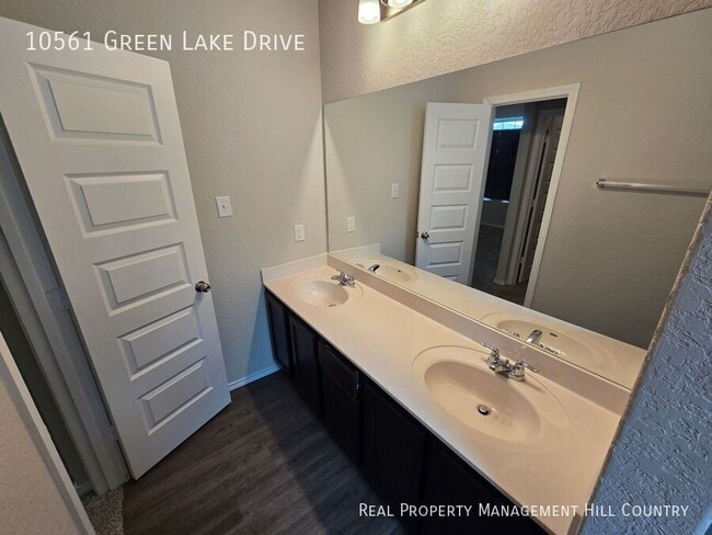 Building Photo - 10561 Grn Lk Dr