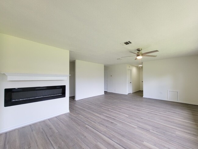 Building Photo - This fully renovated 3-bedroom, 2-bath home features a modern kitchen, large master suite with a ...