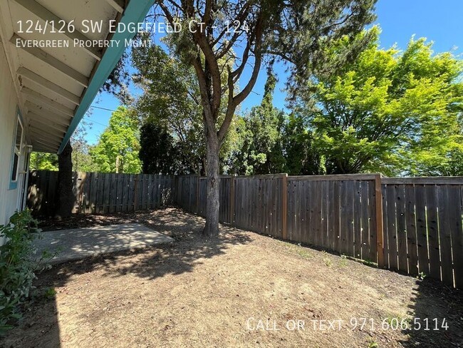 Building Photo - 124/126 SW Edgefield Ct-124