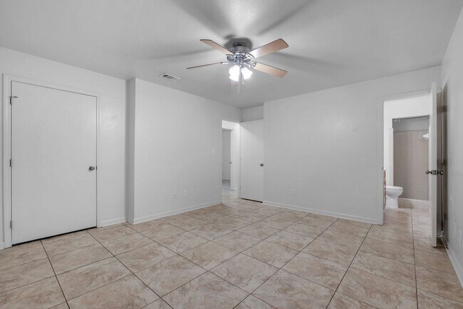 Building Photo - NW Tallahassee Duplex