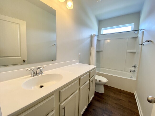 Building Photo - Three Bedroom Home In Heritage New Riversi...