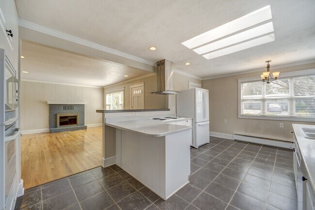 Building Photo - Charming Home in Sought-After Lower Kennydale