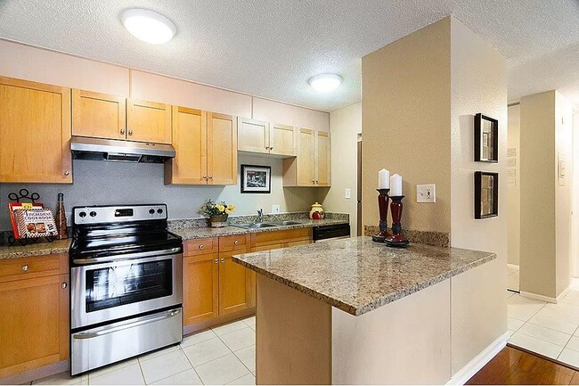 Primary Photo - 2500 S York St