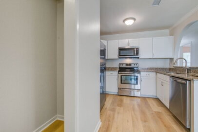 Building Photo - 2 Bedroom/ 2 Bath Condo/Open Floor Plan