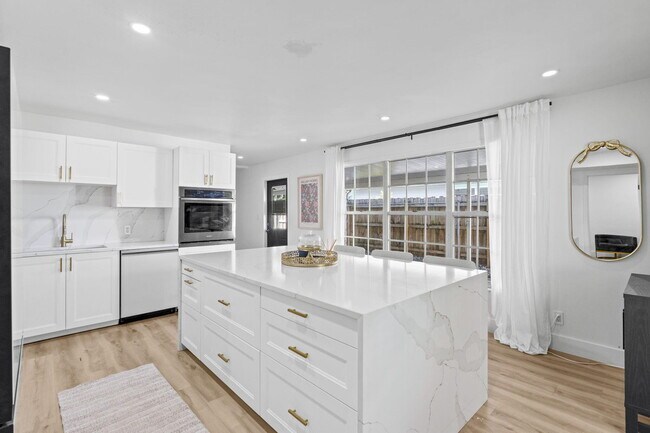 Building Photo - 715 Kaye St