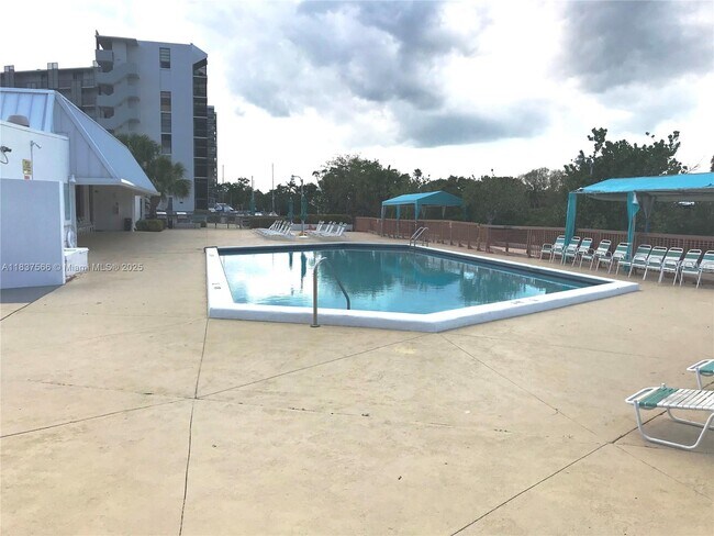 Building Photo - 3475 N Country Club Dr