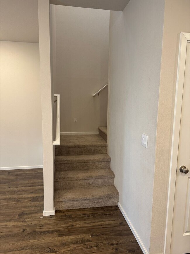 Building Photo - 4 Bedroom, 2.5 bath, newer home in desirable location!!