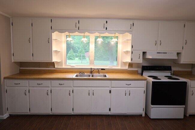 Building Photo - 549 S Gum St