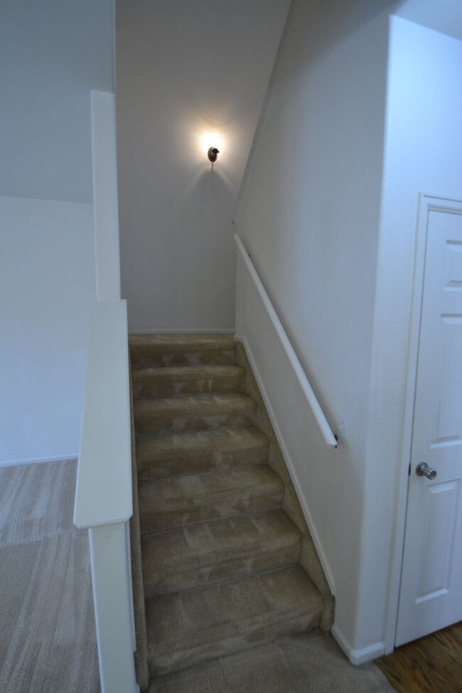 Building Photo - 3 Bed 2.5 Bath Townhome With AC Available ...