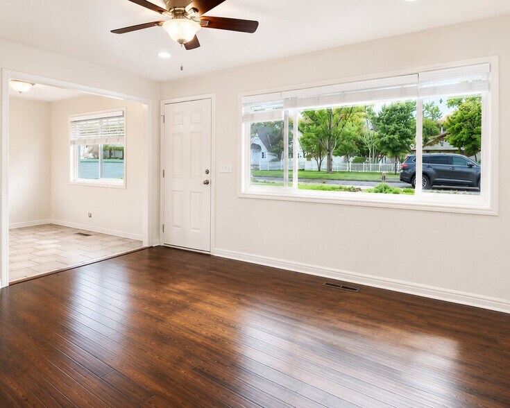 Building Photo - 205 500 E