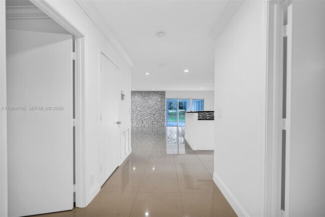 Building Photo - 820 E Cypress Ln