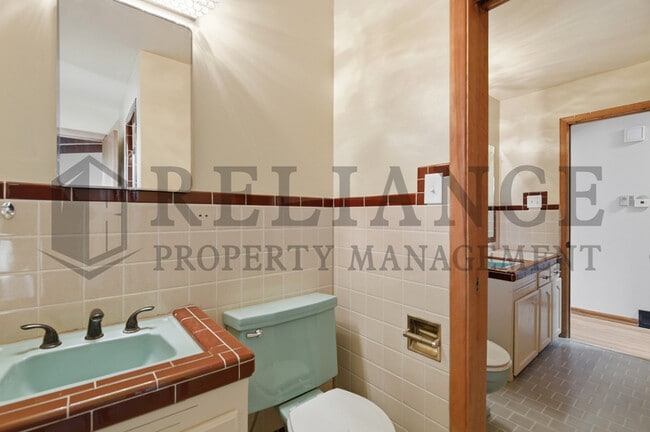 Building Photo - 2541 W Benjamin Dr