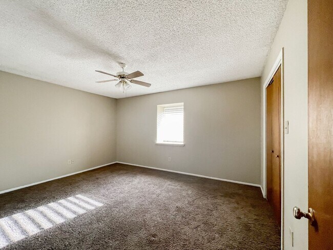 Building Photo - 3302 N Vista Dr