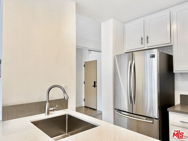 Building Photo - 999 N Doheny Dr