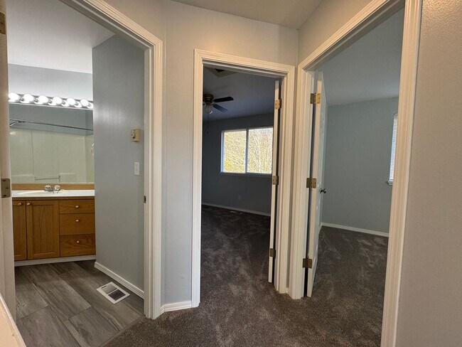 Building Photo - Modern Updated Townhome