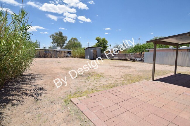 Building Photo - Midtown 2 Bed 1 Bath Home on Huge Lot