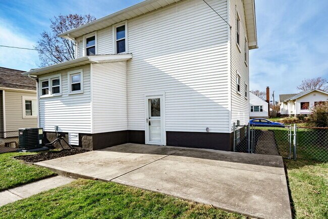 Building Photo - 2824 Dwight Ave