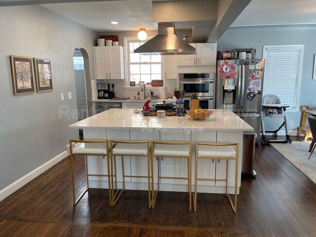 Building Photo - 4119 N Sheridan Ave