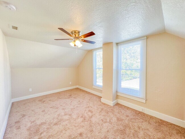 Building Photo - Los Alamitos 4 Bed 2 Bath House - 2 Car Gar - Wood Flooring - Huge Yard - Cute!!!