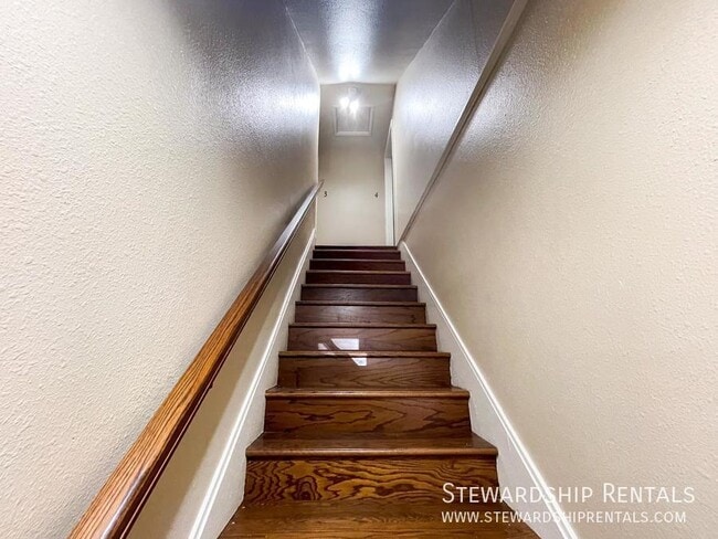 Building Photo - 893 W 5th Ave