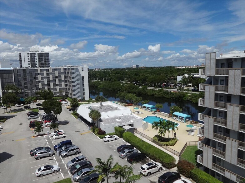 Building Photo - 3475 N Country Club Dr