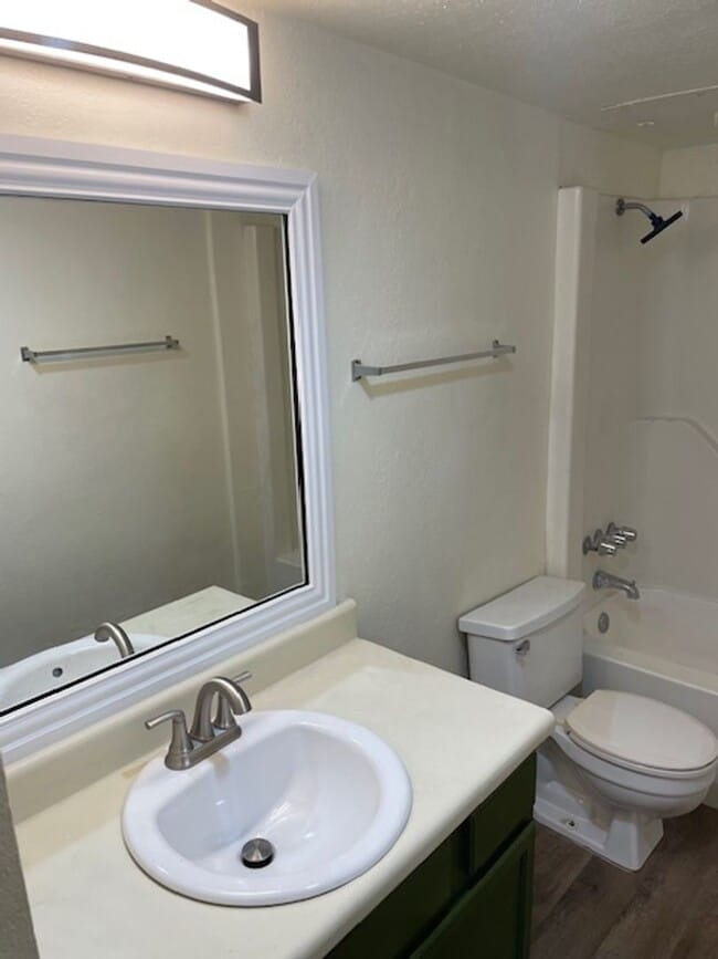 Building Photo - Spacious 2 Bedroom, 1 Bathroom Apartment