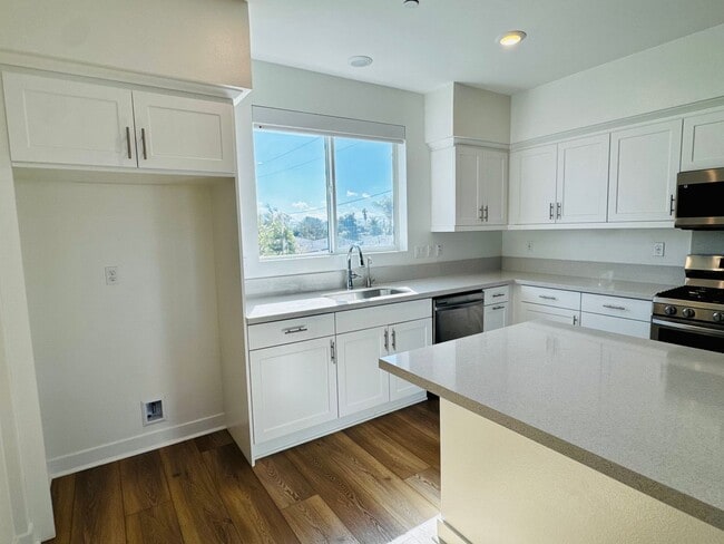 Building Photo - Gorgeous Three Bedroom Townhome For Rent in Gardena!