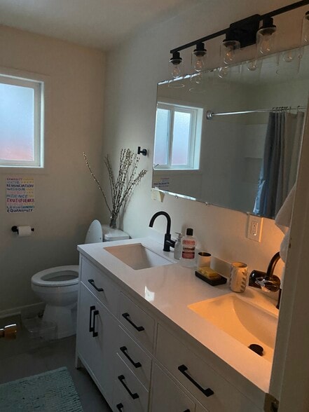 Building Photo - 600 NE 12th St