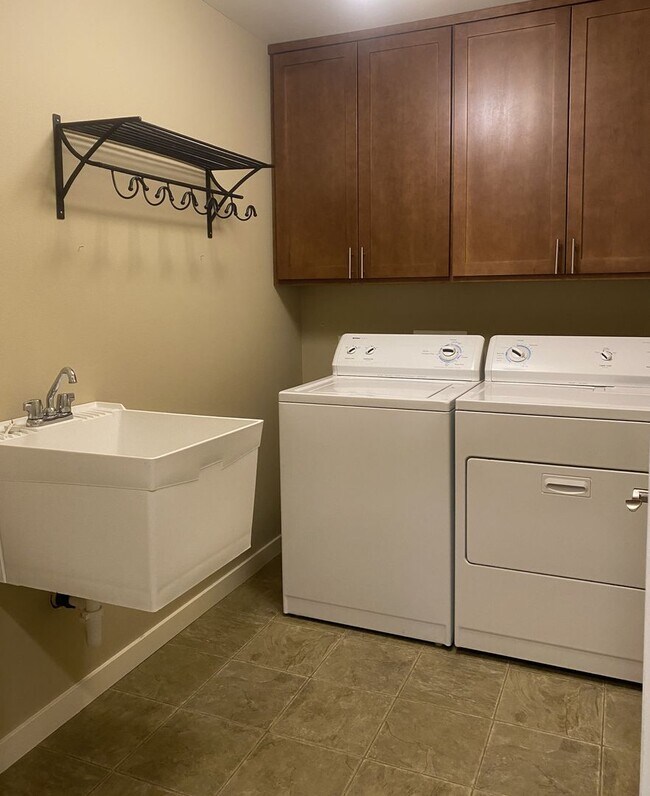 Building Photo - Spacious 3 Bedroom/ 3 Bathroom Near Boat L...