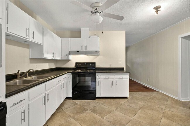 Building Photo - 4 bed 2 bath house, walk to stadium! Available August 2026