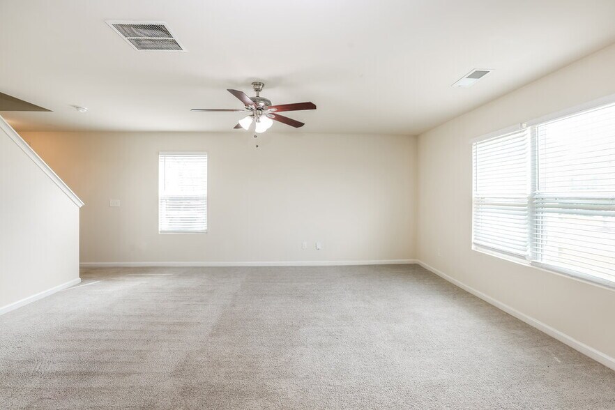Building Photo - 302 Freeman Cir