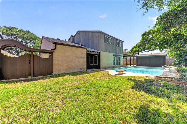 Building Photo - 5305 Greenbriar Dr