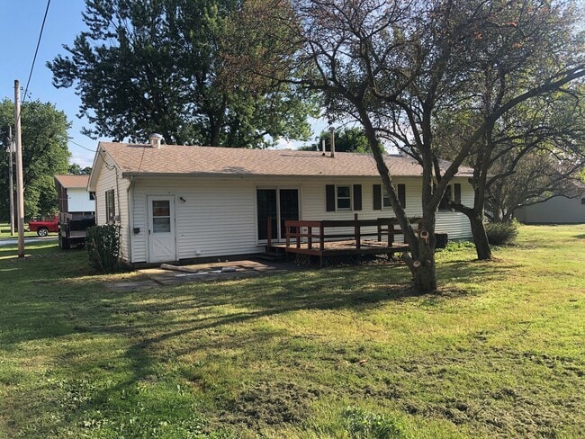 Building Photo - Remodeled 3 bedroom 1 bath home with attached one car garage in Rossville, IL