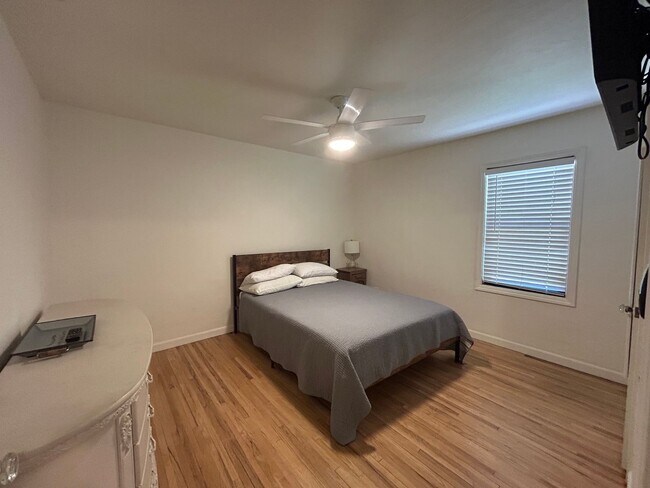 Building Photo - 2 bed, 1 bath, Bonus Room with Built-in Bar