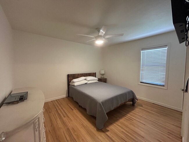 Building Photo - 3 bed, 1 bath,
