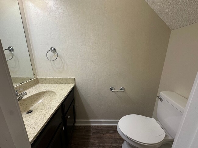 Building Photo - Take a look at this 2-bedroom, 1.5-bathroom!