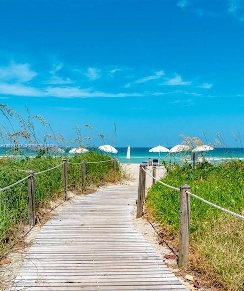 Building Photo - 9901 W Bay Harbor Dr