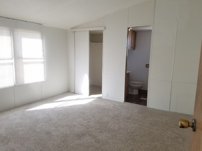 Building Photo - 13984 Zan Ln