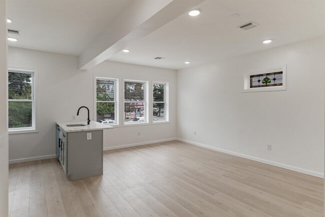 Building Photo - 709 Grand Ave