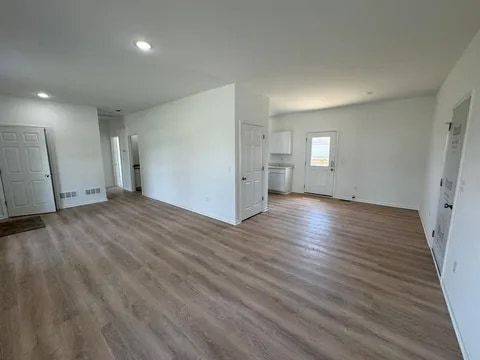 Building Photo - 400 7th St