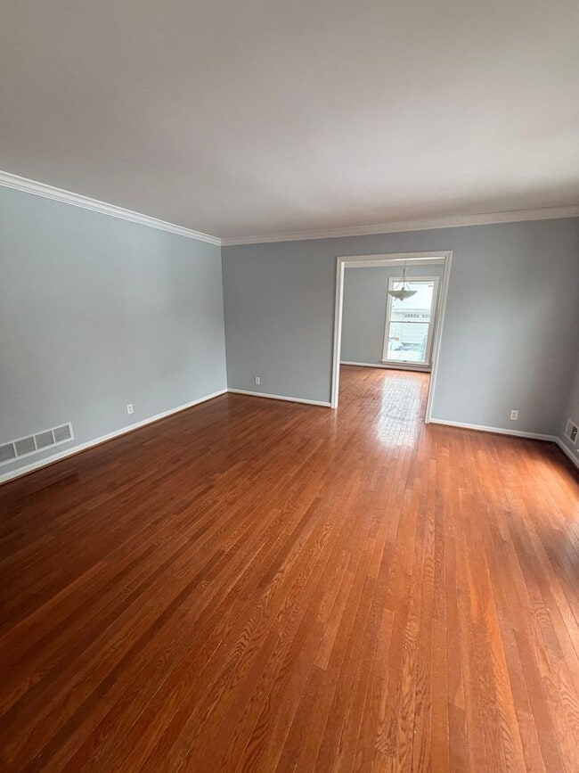 Building Photo - Gorgeous 3 bedroom house with finished basement!