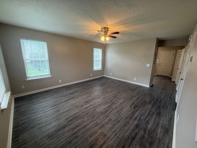 Building Photo - Spacious 2 Bedroom Duplex Near MTSU!