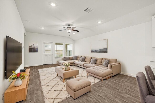 Building Photo - 1015 Blue Stone Dr