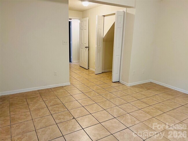 Building Photo - 630 Lex Dr