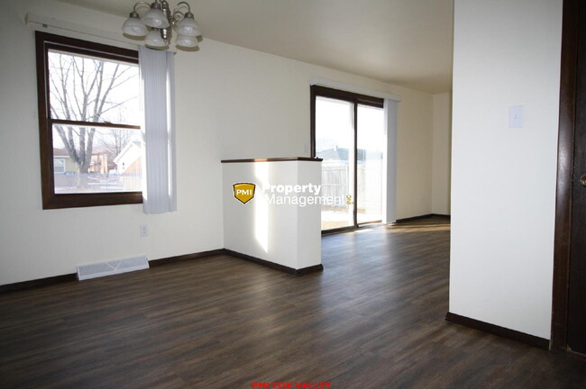 Building Photo - Neenah side by side duplex