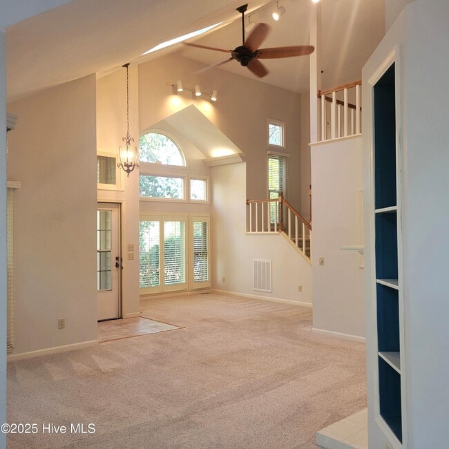 Building Photo - 301 Hampton Dr