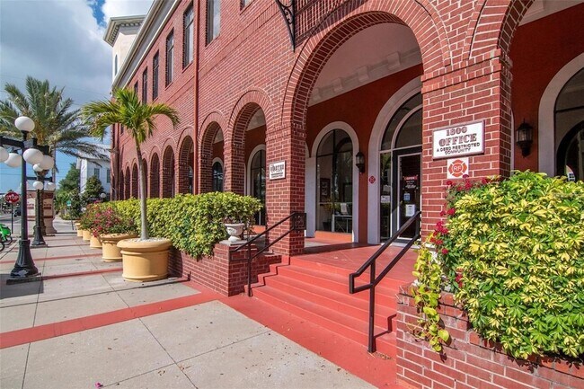 Building Photo - 2010 E Palm Ave