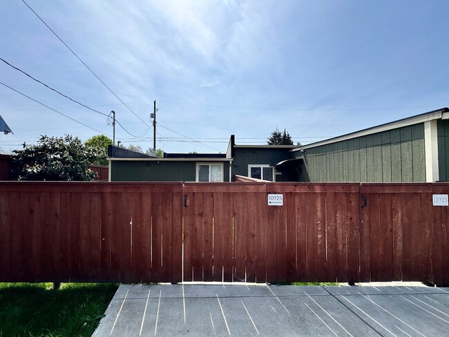 Building Photo - Charming 2 Bedroom Duplex - Granite Counters, Plank Flooring, Fully Fenced, Storage Shed!