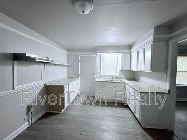 Building Photo - 727 E Raines Rd
